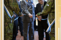 Nauhaa-leikkaamassa-sotainvalidi-Unto-Nyystila-seka-prikenr.-Antti-Lehtisalo-Nauhaa-pitelevat-Jari-Mansikka-aho-ja-Eija-Maria-Tuomela